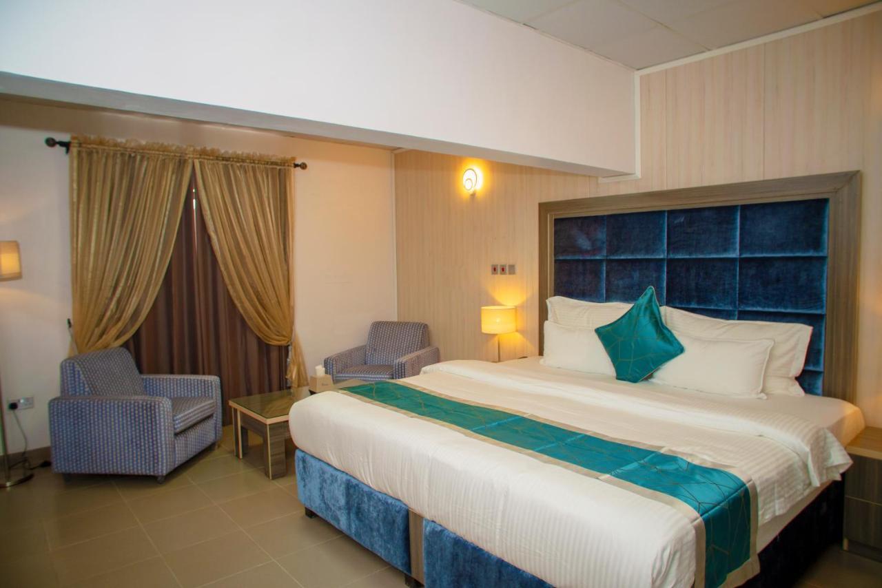Riviera Suites Lagos Buitenkant foto