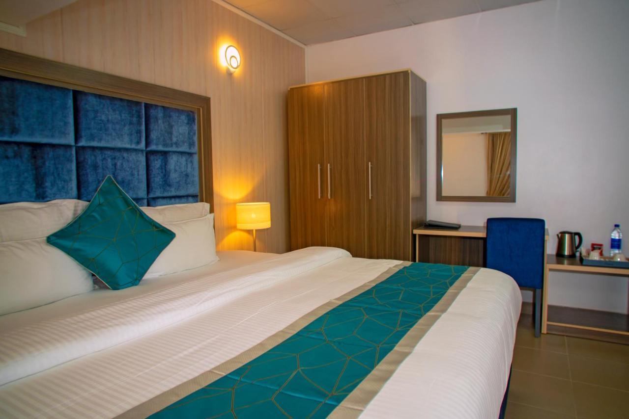 Riviera Suites Lagos Buitenkant foto