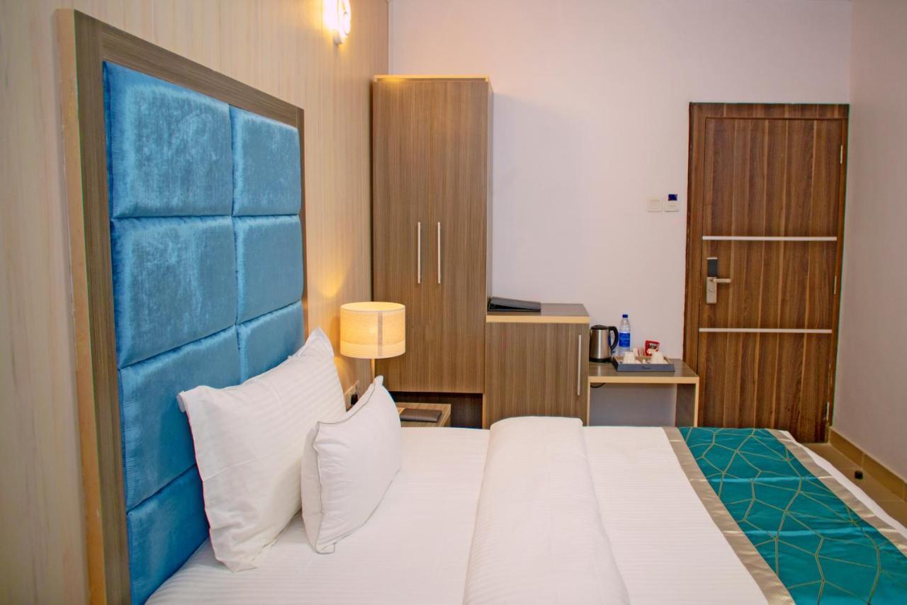 Riviera Suites Lagos Buitenkant foto